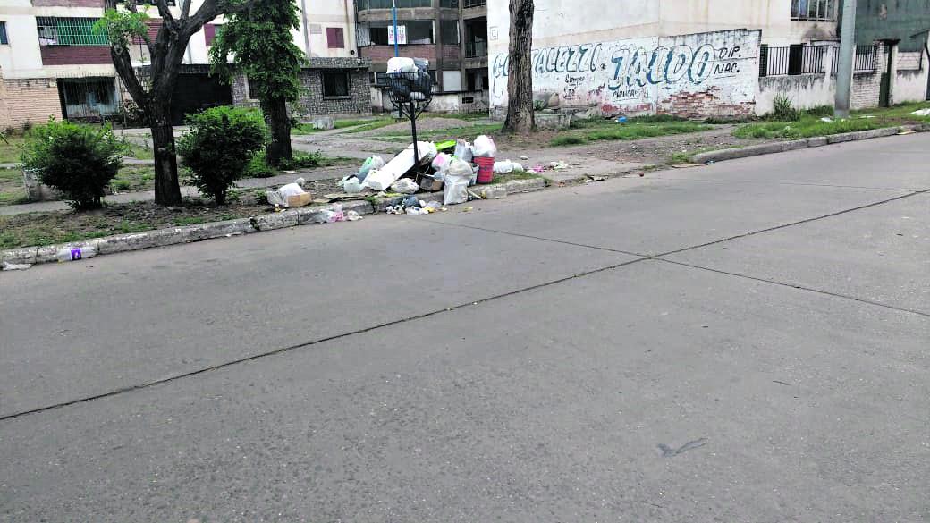 Suciedad acumulada en una rejilla pluvial de avenida Benjamín Aráoz al 1.300