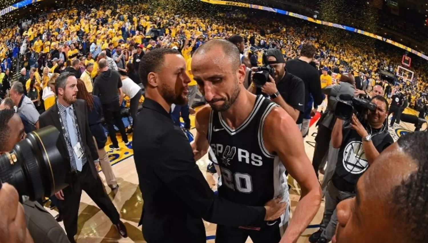 EL ADIÓS. Manu dejó la actividad después de quedar eliminado en cancha de Golden State Warriors.