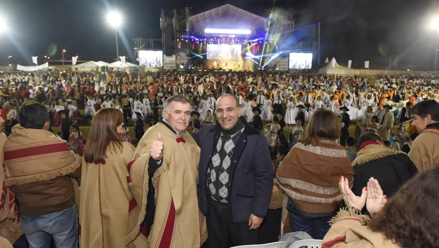 JUNTOS. Jaldo y Manzur eligieron como vestimenta el poncho tucumano.