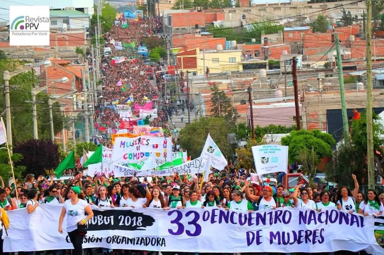 EN TRELEW. Más de 50 mil mujeres colmaron las calles.