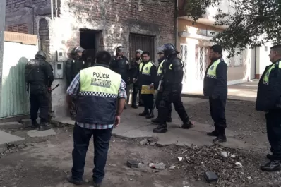 Allanaron una casa y se encontraron con un desarmadero de motos que serían robadas