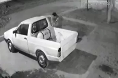 Video: un hombre se llevó una camioneta de una panadería, en Alberdi