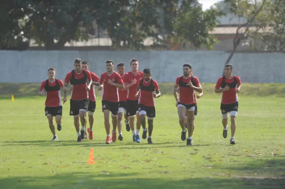 NO BAJAN LA GUARDIA. El plantel “santo” retomará hoy las prácticas pensando en levantar cabeza. El objetivo es encontrar el mejor nivel de cara al domingo, cuando recibirá al único líder de la Superliga. la gaceta  / foto de franco vera