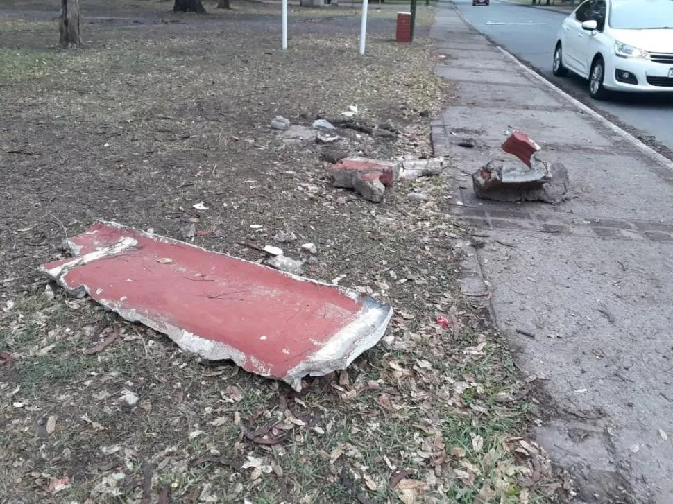 DESPARRAMADAS. Así quedaron las piezas del banco de cemento que se encontraba en la zona de la Casa de la Cultura, en el parque 9 de Julio.  