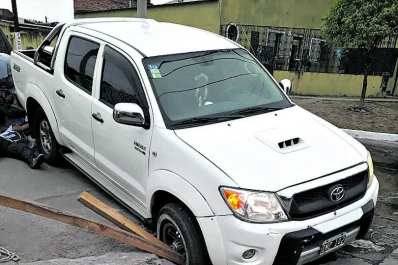 La camioneta se incrustó en un hoyo, donde debía estar una tapa cloacal
