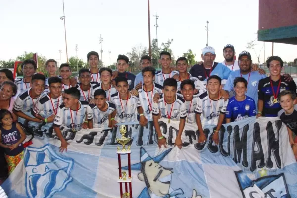 Los chicos de Atlético festejaron en el torneo Santito