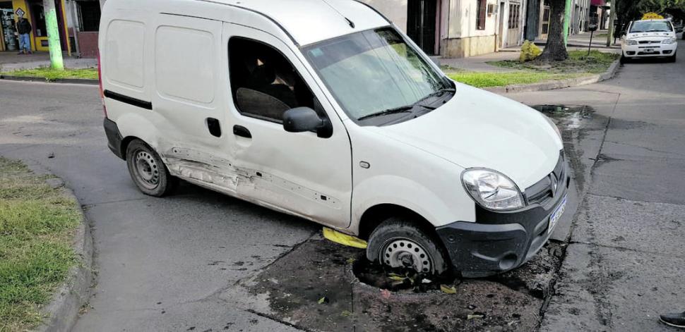 La camioneta se incrustó en un hoyo, donde debía estar una tapa cloacal