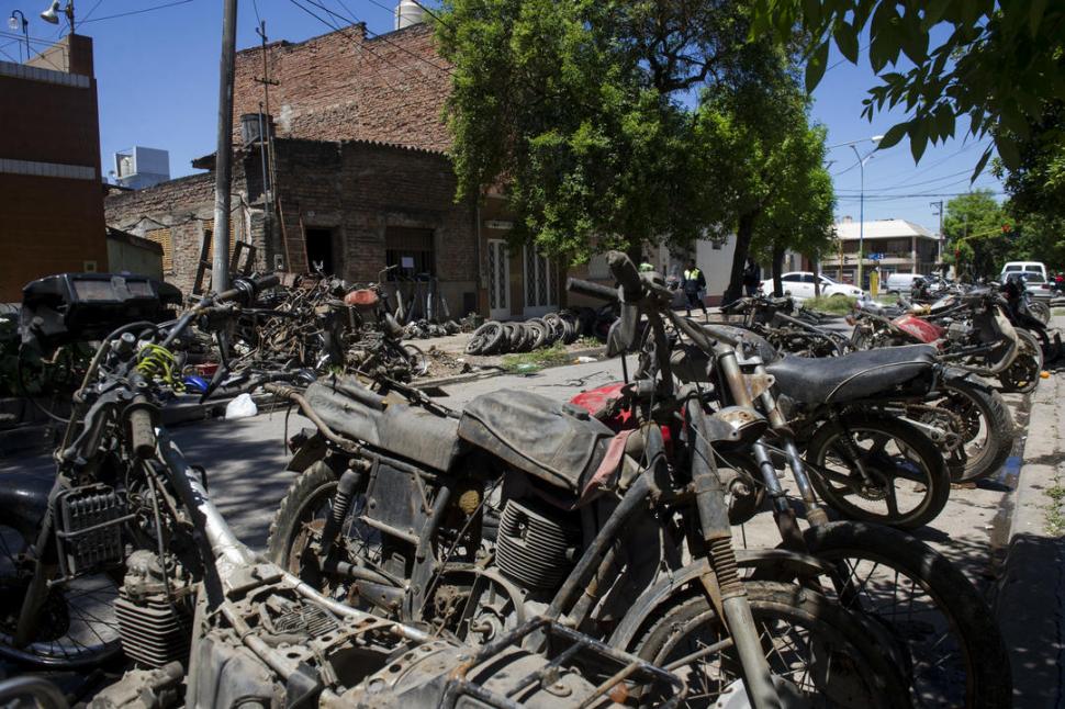 PARTES. El local estaba abarrotado de repuestos y rodados desarmados.  