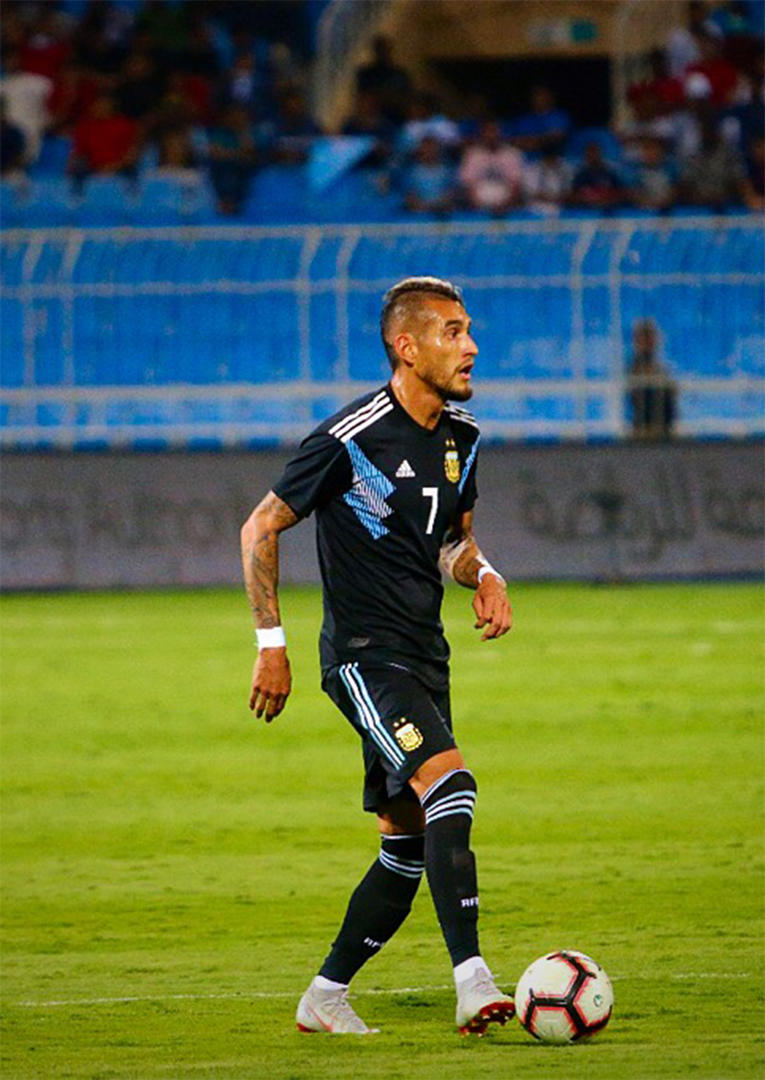 LOS OJOS AL FRENTE, LA PELOTA AL PISO. Pereyra volvió con todo a la Selección. El jueves marcó el segundo tanto en la goleada 4-0 contra el combinado de Irak. El tucumano está  viviendo un gran presente con Watford, en la Premier League (Inglaterra).  