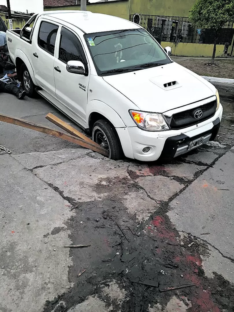 La camioneta se incrustó en un hoyo, donde debía estar una tapa cloacal