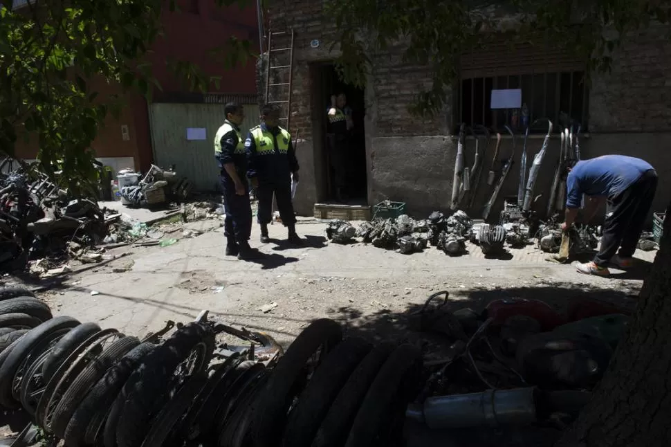 PROCEDIMIENTO. Efectivos de diferentes unidades especiales participaron del operativo en la propiedad ubicada donde funcionaba el taller ilegal. la gaceta / fotos de jorge olmos sgrosso