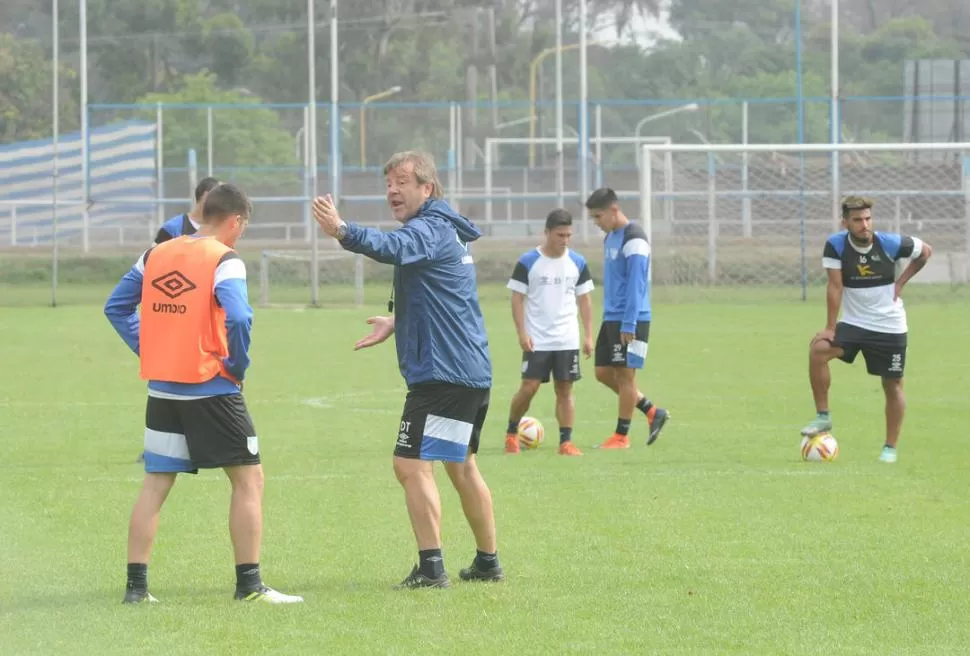 CON TODO. Acosta y Atlético jugarán el domingo ante Estudiantes, en Quilmes.   la gaceta / foto de analía jaramillo