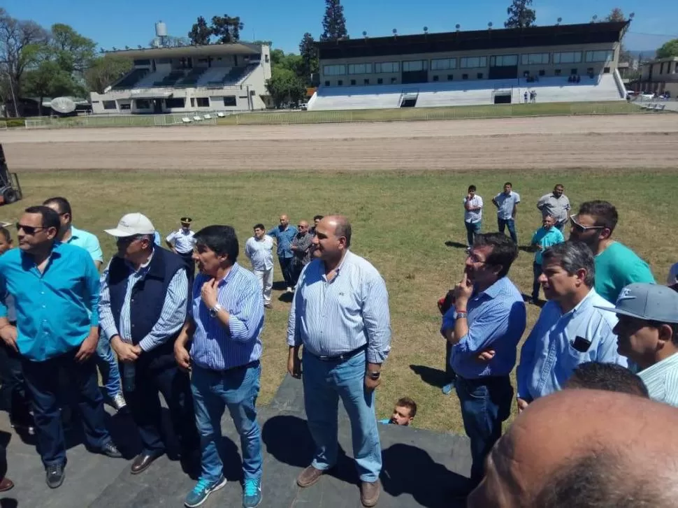 SOBRE EL ESCENARIO. Amado, Jaldo, Acevedo y Manzur miran las pantallas detrás del escenario, de espaldas a la pista y las tribunas del Hipódromo.  