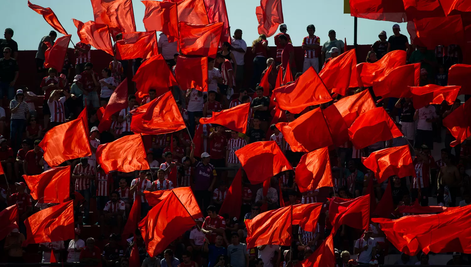 EN LAS TRIBUNAS. Los hinchas santos saben que juegan un papel importante en cada partido de local.