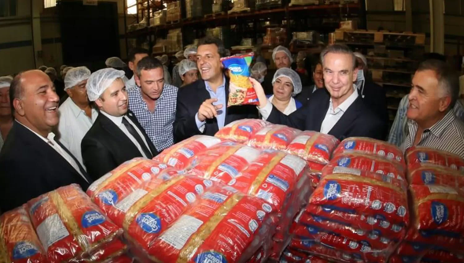 TODOS JUNTOS. Manzur, Massa, Pichetto y Jaldo durante la visita al complejo agroindustrial San Salvador.