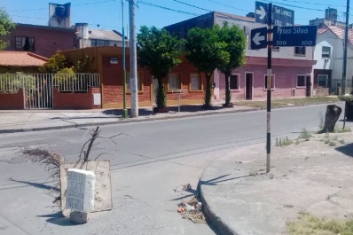 Hartos de que nadie tape el pozo, colocaron un cartel con una irónica leyenda