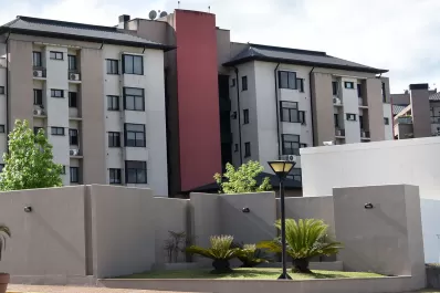 ¿Cómo cayó el joven del balcón en Yerba Buena? Las tres hipótesis de los investigadores