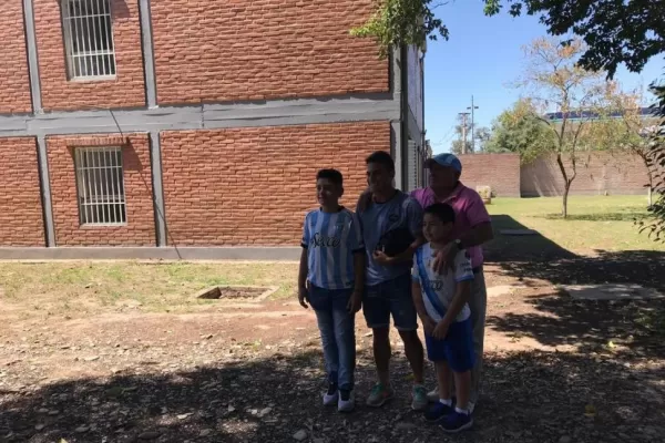 Que los cumplas feliz: la foto con el equipo de Atlético es el mejor regalo