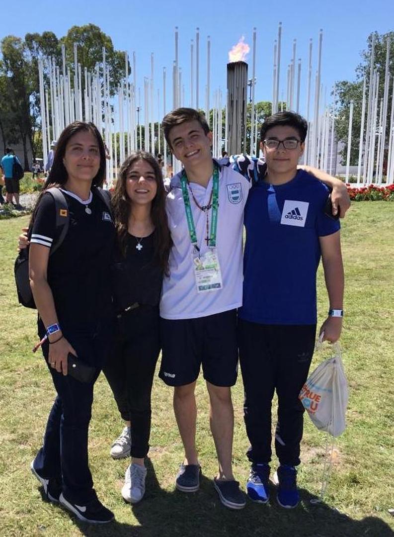 APOYO. Salsench (de blanco) con sus familiares, en la Villa. GENTILEZA JUAN SALSENCH (P)