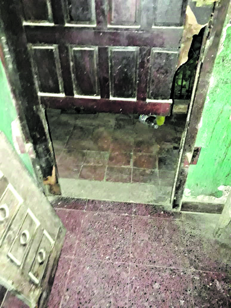 PUERTA ROTA. Marta Gramajo (izquierda) y Nancy Ferreira describieron los sucesivos robos en la vivienda. 