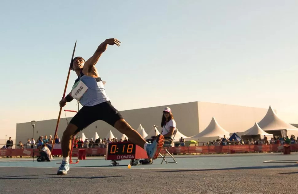 ARMADO. Osorio finalizó la carrera hasta la línea reglamentaria y comienza el armado del lanzamiento de la jabalina. Su rendimiento lo convirtió en medallista olímpico.  telam