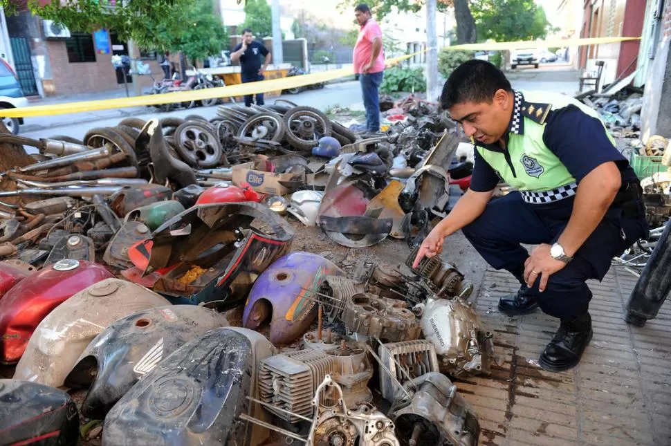 EN PLENO TRABAJO. Un policía observa las motopartes secuestradas. 