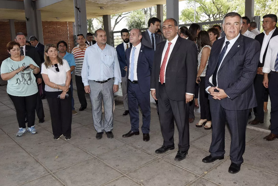 Macri debe cambiar el rumbo de la economía, reclamó el gobernador