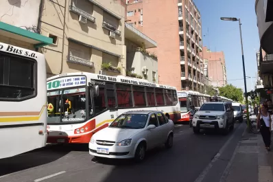 Una falsa información sobre un paro de UTA puso en alerta a los pasajeros de colectivos en Tucumán