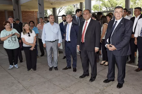 Macri debe cambiar el rumbo de la economía, reclamó el gobernador