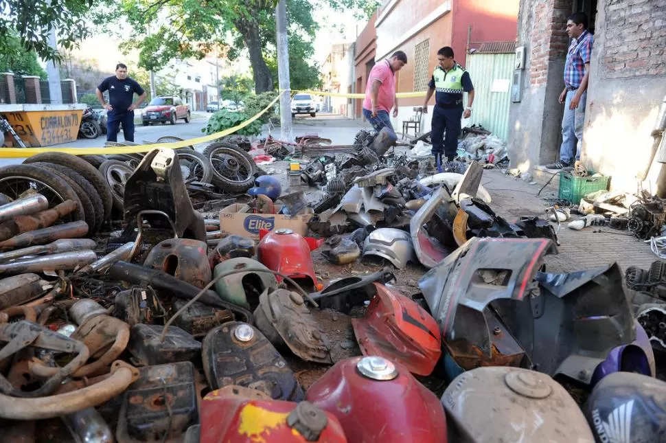 RELEVAMIENTO OFICIAL. Los policías tuvieron que acomadar los secuestros en la vereda para poder realizar un inventario. la gaceta / foto de hector peralta