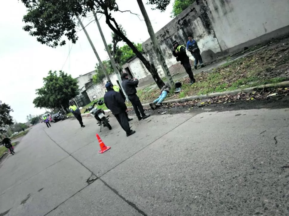 EN EL SUELO. Policías y municipales con el sospechoso detenido. 