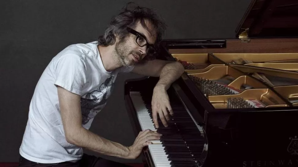 RENOVADOR. Rhodes explica detalles de cada pieza que interpreta. El Pais.-