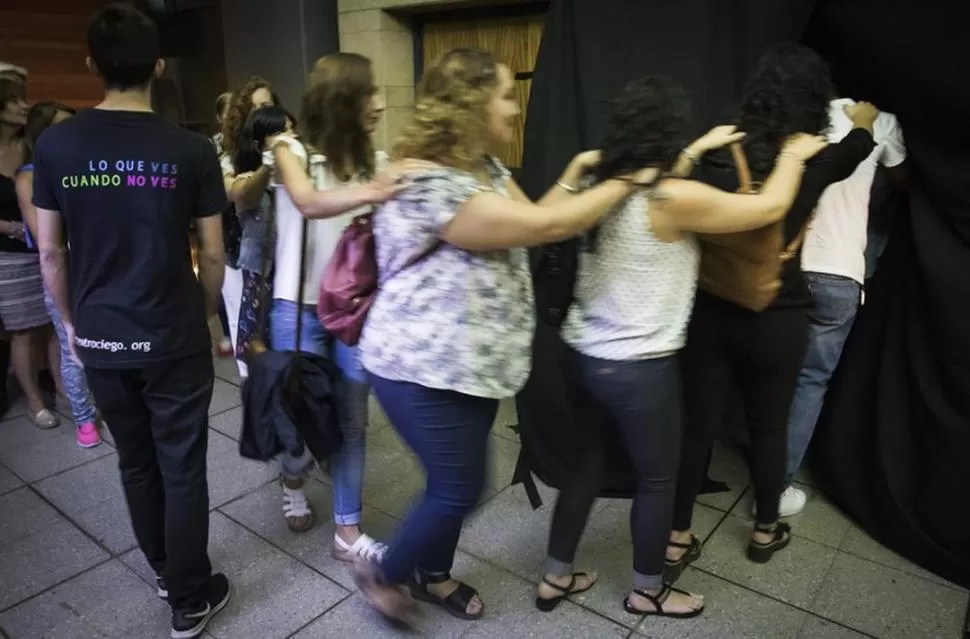 PARA ENTRAR A LA SALA. Todos los espectáculos de Teatro Ciego se realizan en espacios totalmente a oscuras. Foto Cristian Lozano.- 