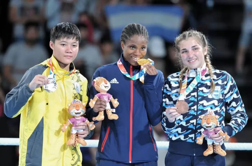 HISTÓRICA. Saputo con su medalla, la primera para una boxeadora argentina. prensa coa