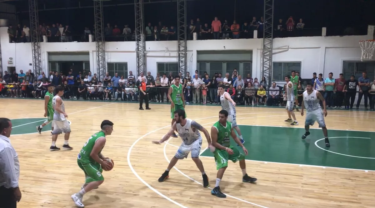 PARTIDO PAREJO. Sergio Espíndola (N°5, Nicolás Avellaneda) medita su jugada ante la marca de José Yapur (14, Belgrano).