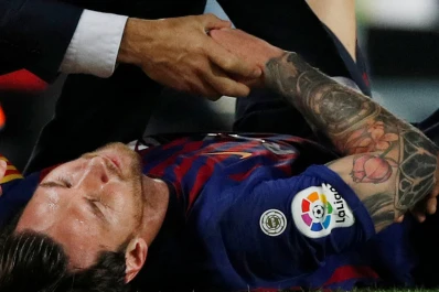 Messi sufrió una lesión que lo podría dejar afuera del derby ante Real Madrid