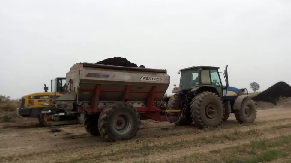 TRABAJO A CAMPO. La imagen muestra un equipo dispersor de compost que utilizan en los ensayos en marcha.  