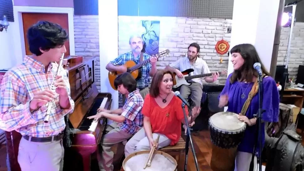 FAMILIA MUSICAL. Cada uno cumple un rol en el grupo, pero todos tocan más de un instrumento. 