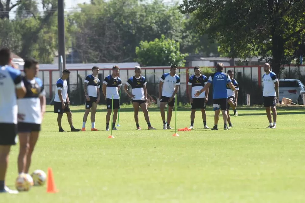 TODOS CUENTAN. Zielinski habla con parte del plantel en uno de los ensayos. Para el partido ante el “Pincha” hará un solo cambio respecto del 0-0 ante Lanús, pero seguirá mirando de reojo el banco. la gaceta / foto de Analía Jaramillo