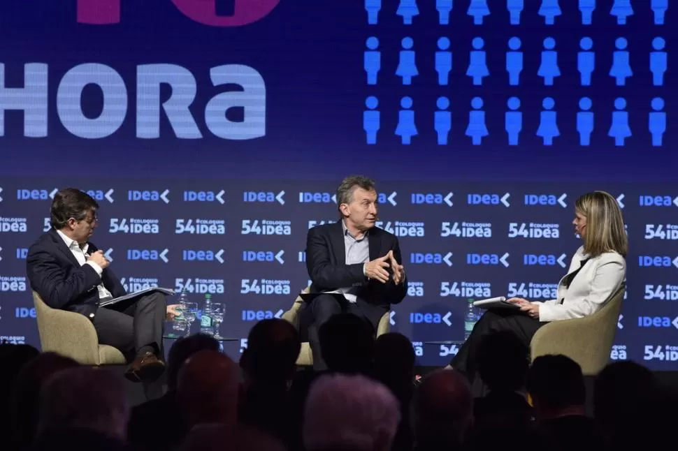 Javier Goñi y Rosario Altgelt fueron los encargados de preguntar al presidente Macri en el cierre del 54 Coloquio de IDEA en Mar del Plata. 