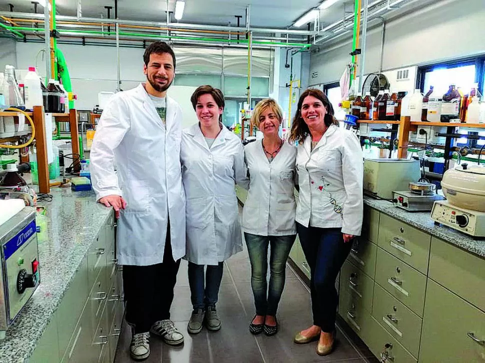 LABORATORIO. El equipo con el que trabaja Mitarotonda (derecha). 