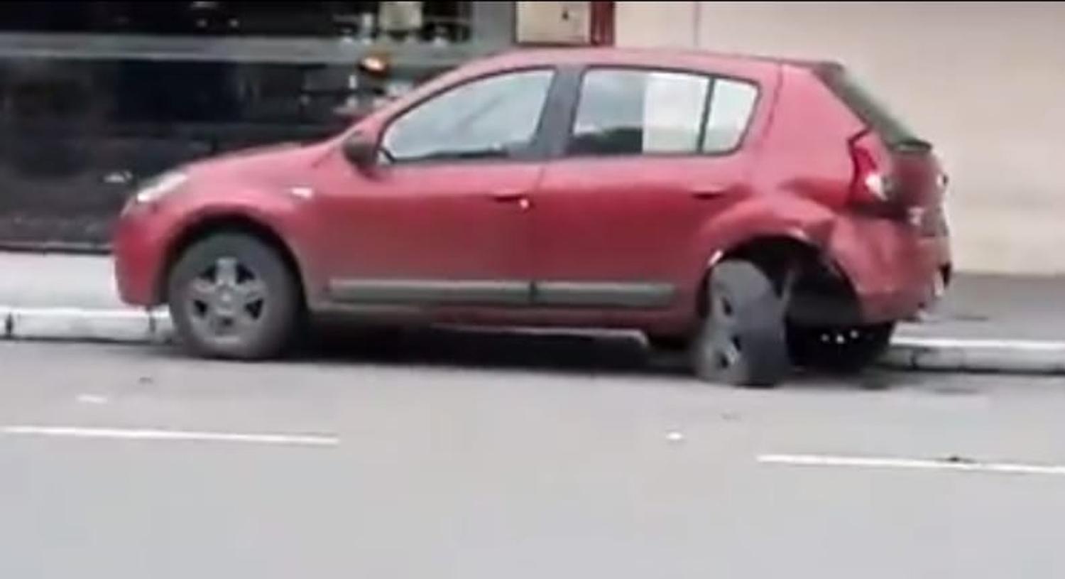 CHOQUE FRENTE A LA PLAZA. Ocurrió esta mañana en Laprida primera cuadra.