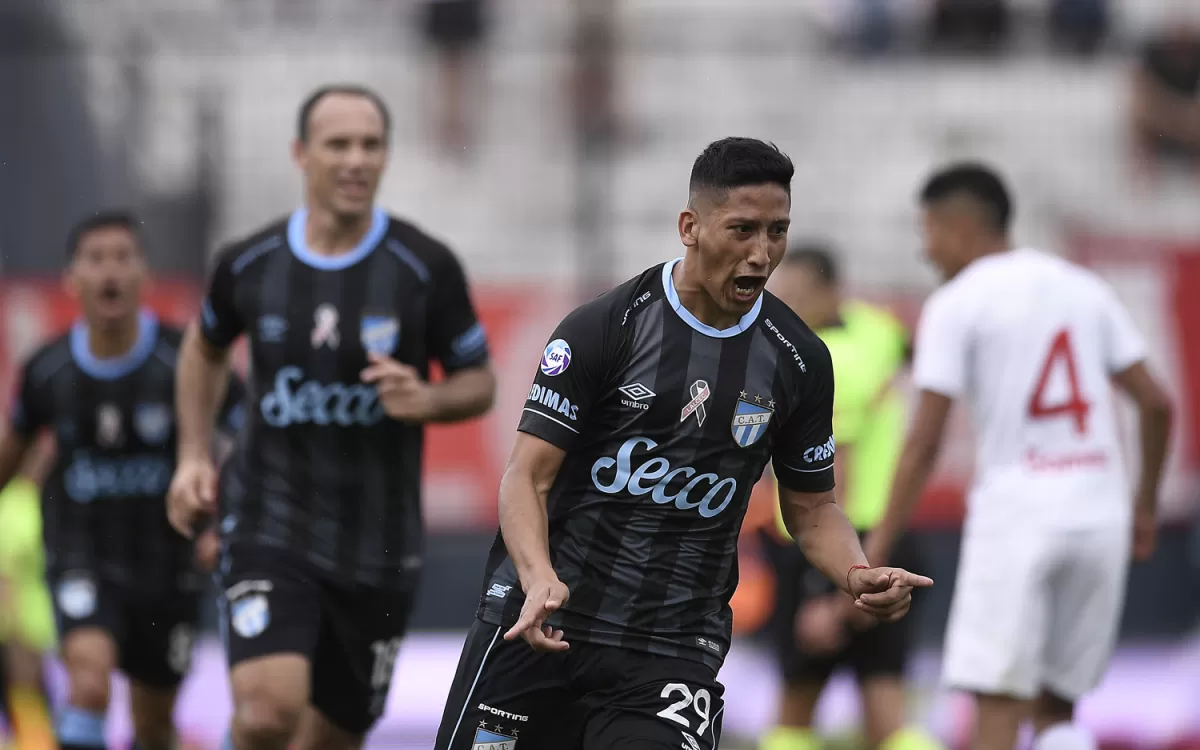 ANTICIPO FELIZ. En la práctica del viernes, Aliendro imaginó el gol que le iba a marcar a Estudiantes. Bueno, ayer lo pudo cumplir. El volante es clave en Atlético