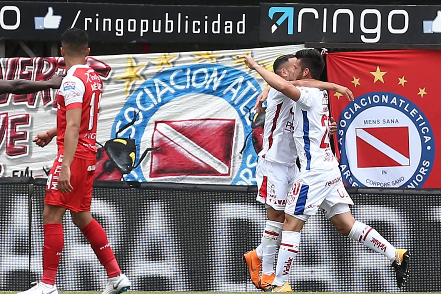 ABRAZO DE GOL. Unión venció a Argentinos en La Paternal.