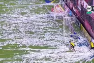 Por la cantidad de papelitos y una falla de iluminación, se demoró el inicio del partido