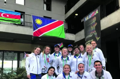 Tardó 12 horas para vestir a las chicas de hockey