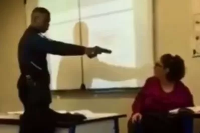 Sacó un arma y le apuntó a su profesora para que le ponga presente