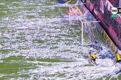 Por la cantidad de papelitos y una falla de iluminación, se demoró el inicio del partido