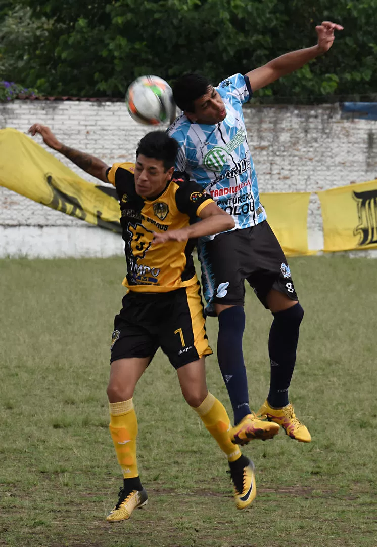 BIEN ARRIBA. Alderete, de Talleres, y Manrique, de Atlético Concepción.  la gaceta / Foto de José Nuno