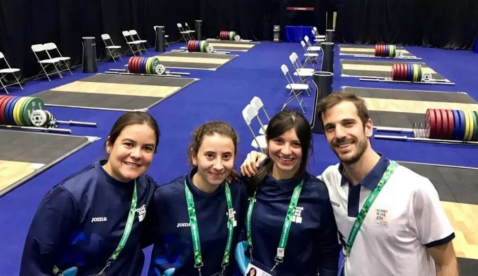 PESOS PESADOS. En una pausa, Álvarez, Nasca, Santillán y Cano en el pabellón Europa con todo el equipamiento para el levantamiento de pesas a sus espaldas. foto de leonardo cano